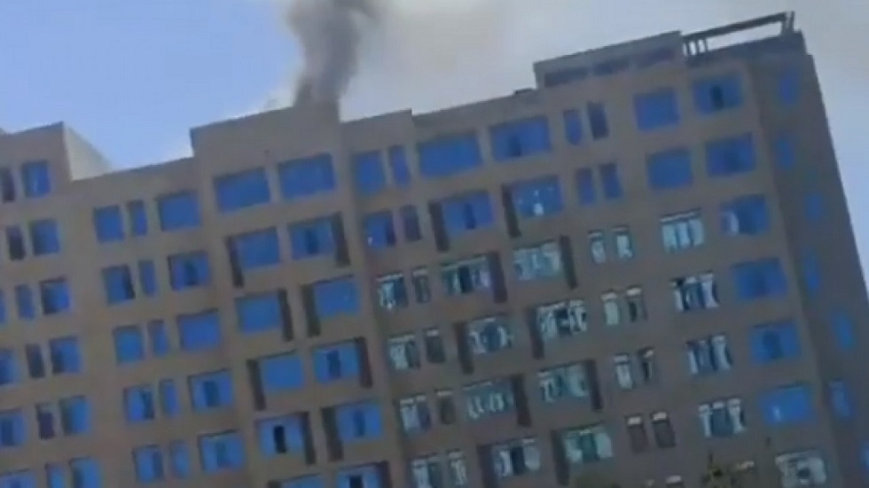 В Нур-Султане произошел пожар на крыше многоэтажного дома 