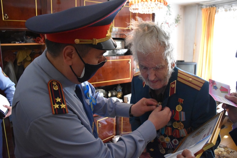 Полицейские Алматинской области поздравили ветеранов с Днем Победы 