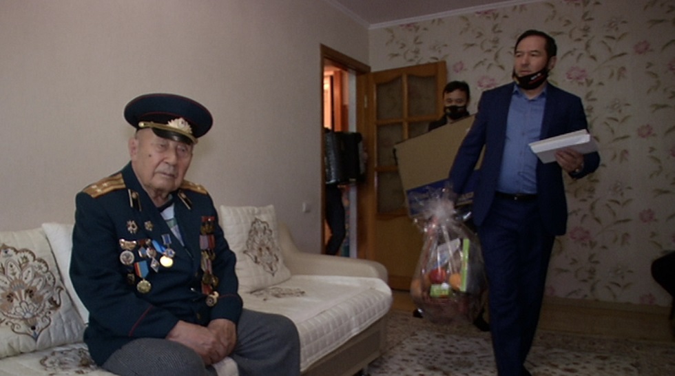 Фронтовики Алмалинского района получили подарки от местных властей