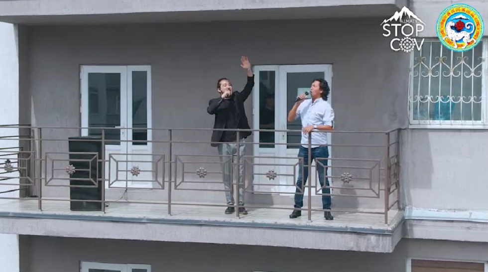Акимат Алматы совместно с театром имени Абая запустили флешмоб по исполнению песен военных лет с балконов