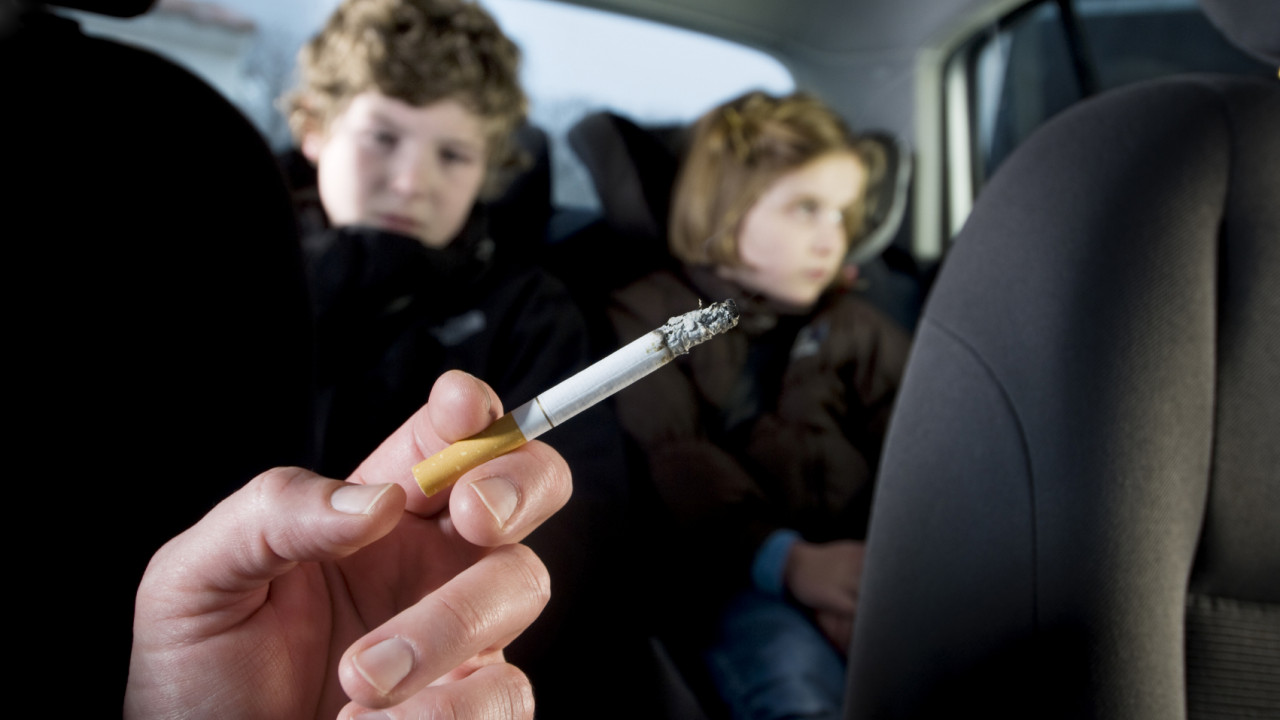 Казахстанцам запретят курить в машинах с детьми