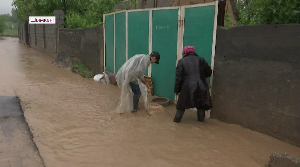 Объявлено ЧС: места подтоплений в Шымкенте осмотрел аким города