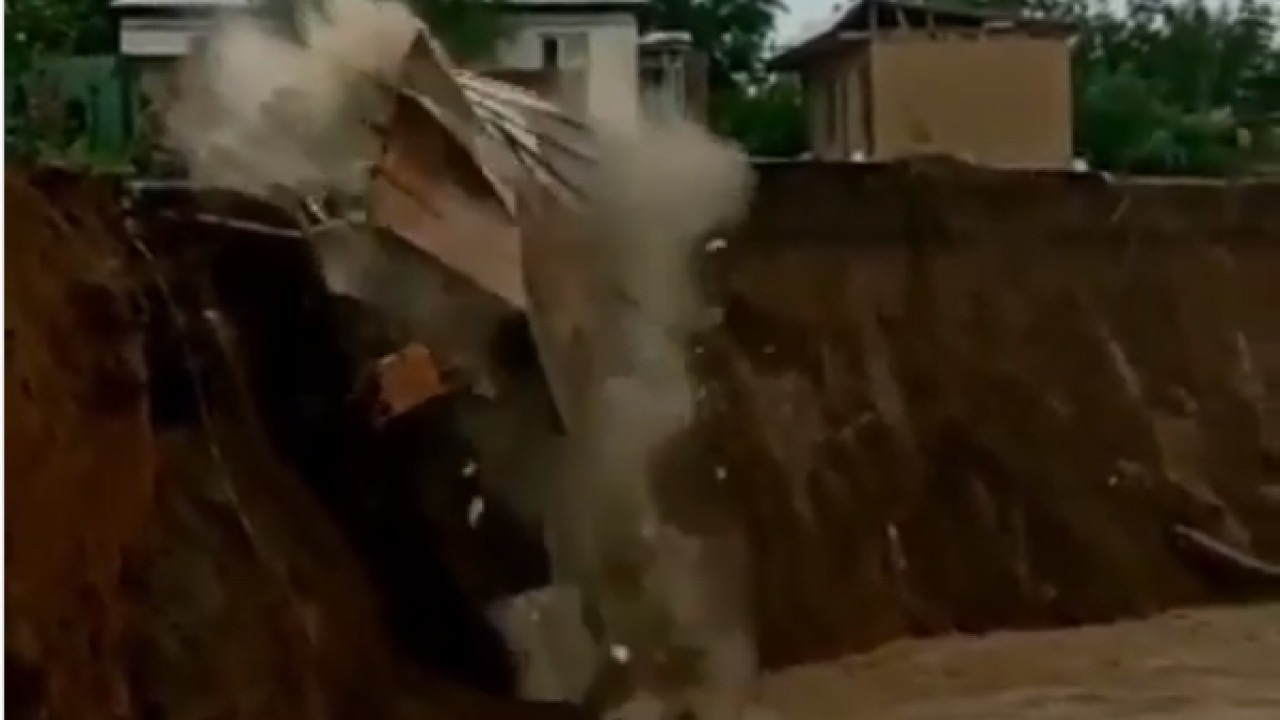 Баня упала с обрыва в реку в Шымкенте