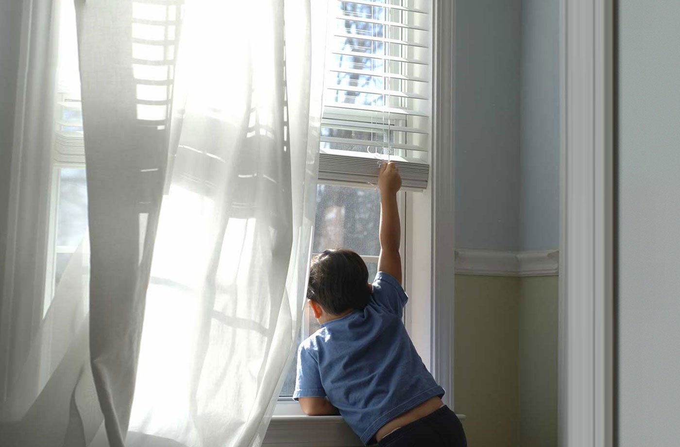 Ребенок выпал из окна второго этажа, пытаясь снять москитную сетку в Костанае