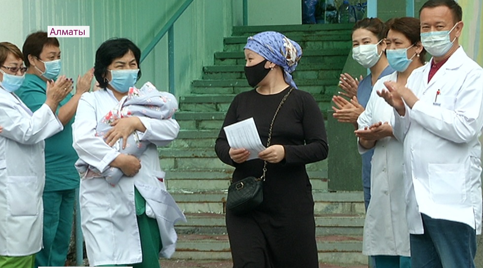 Зараженную коронавирусом роженицу выписали с ребенком в Алматы