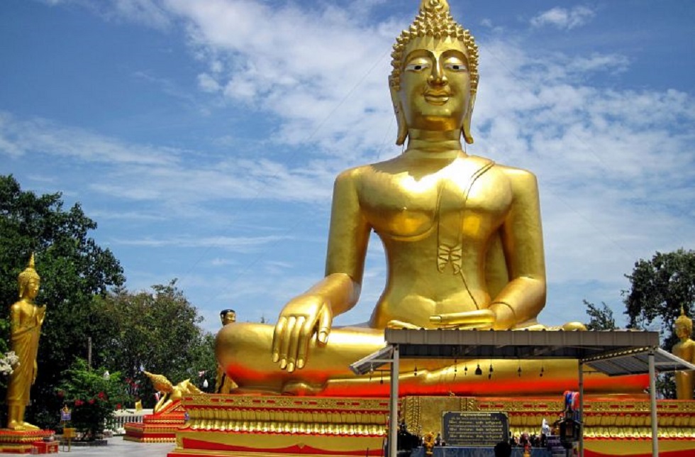 В Таиланде на Будду надели маску