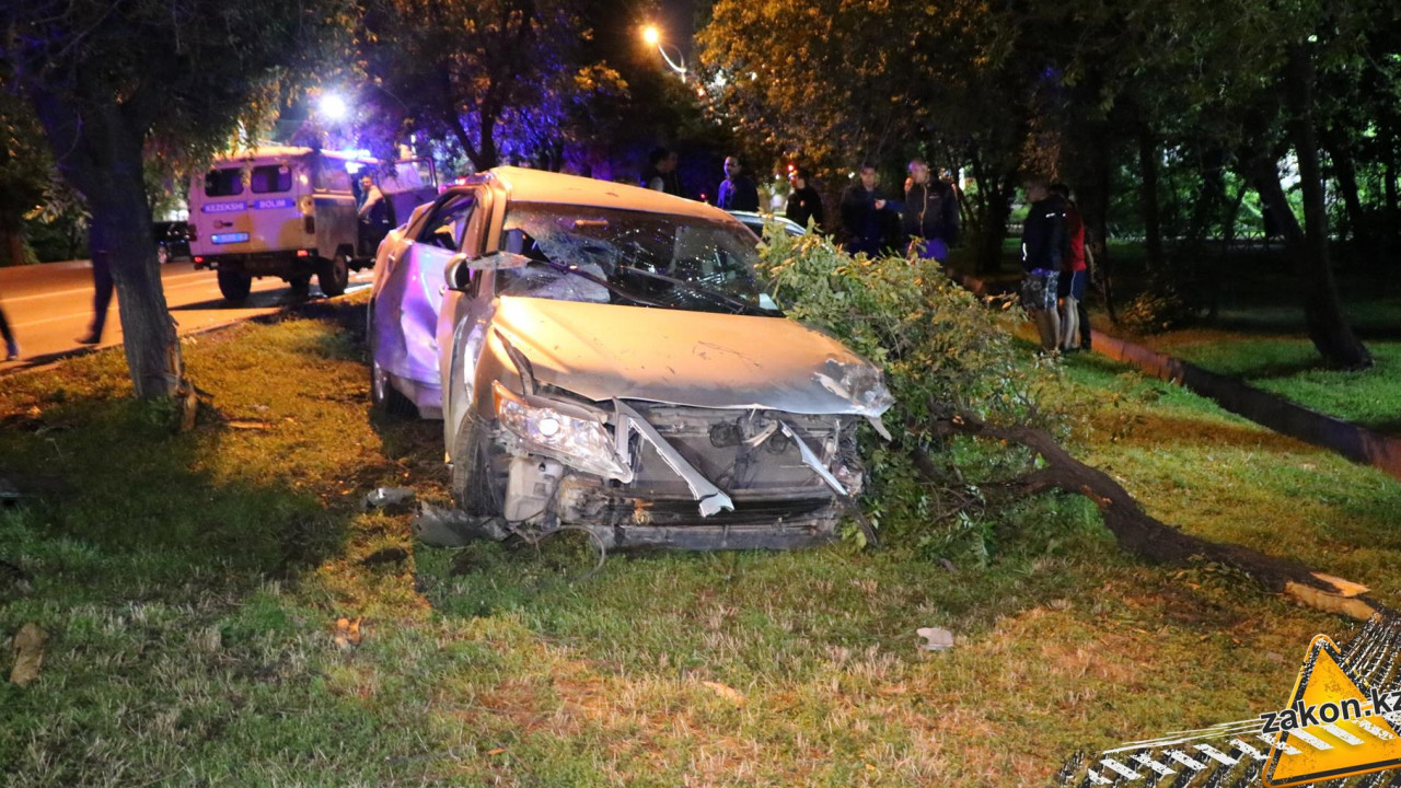 Столкновение двух авто в Алматы: есть пострадавшие