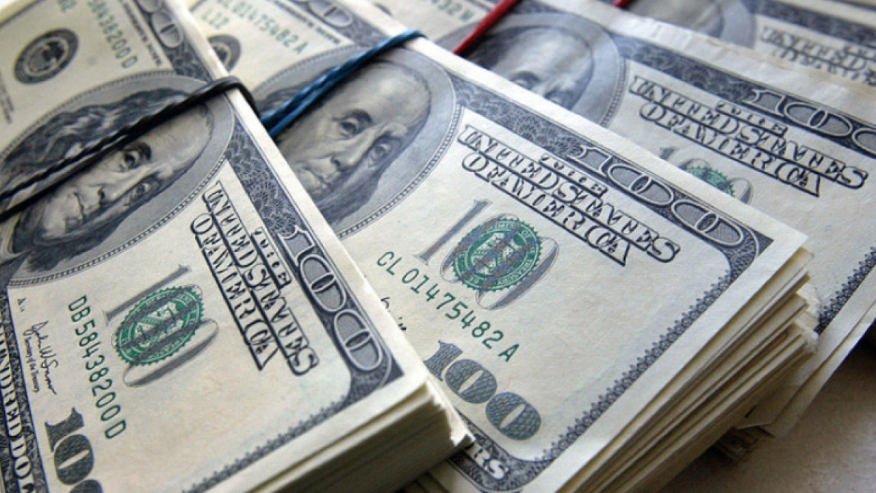 Женщина пыталась разменять фальшивые доллары в банке