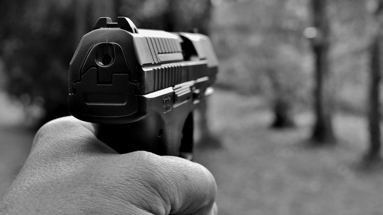 Милиционер направлял оружие на людей и стрелял в воздух в Бишкеке