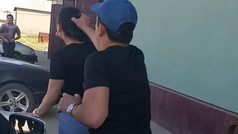 Житель Шымкента пинал и таскал за волосы жену на улице