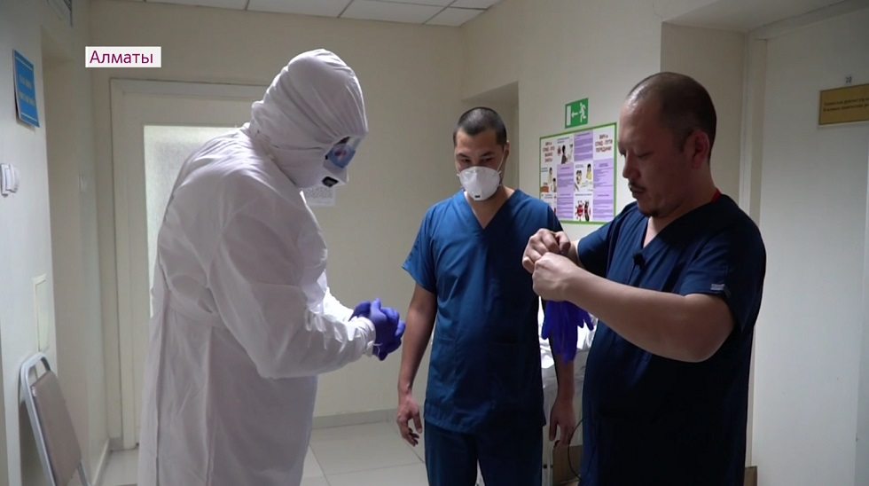 Более восьми тысяч врачей в Алматы лечат пациентов с COVID-19