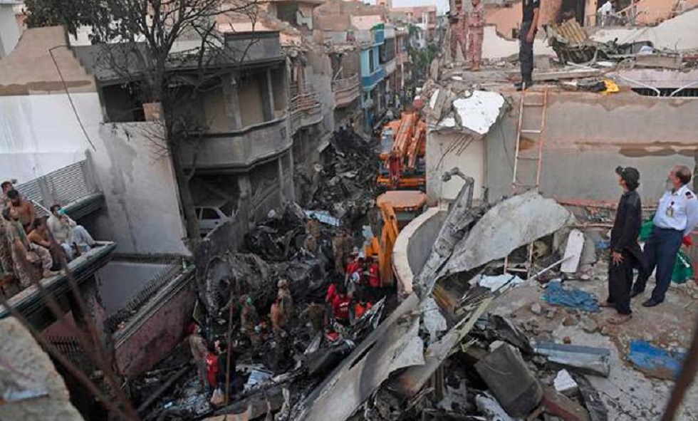 Крушение самолета в Пакистане: остались в живых только двое из 98 человек 