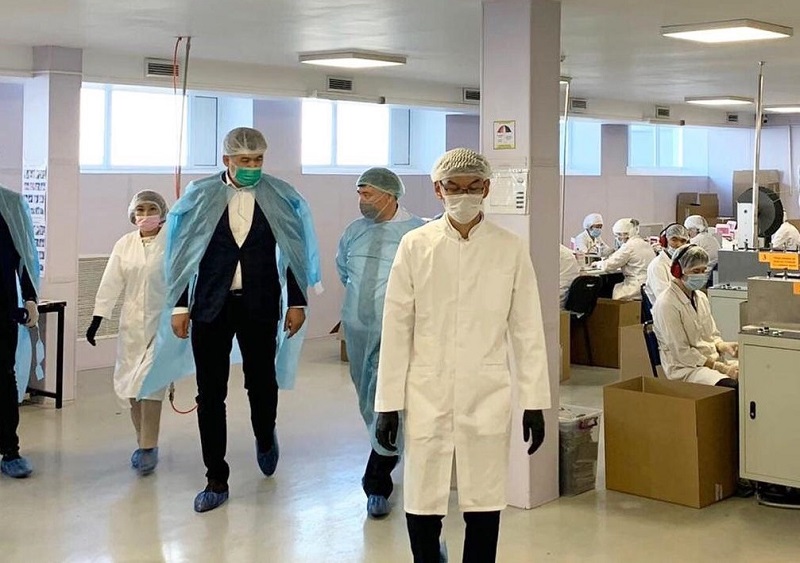 Біртанов Алматыдағы медициналық бұйымдар шығаратын компанияға барды 