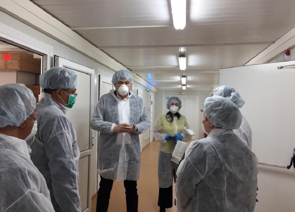 Биртанов посетил новую инфекционную больницу в Алматы и проведал зараженную COVID-19