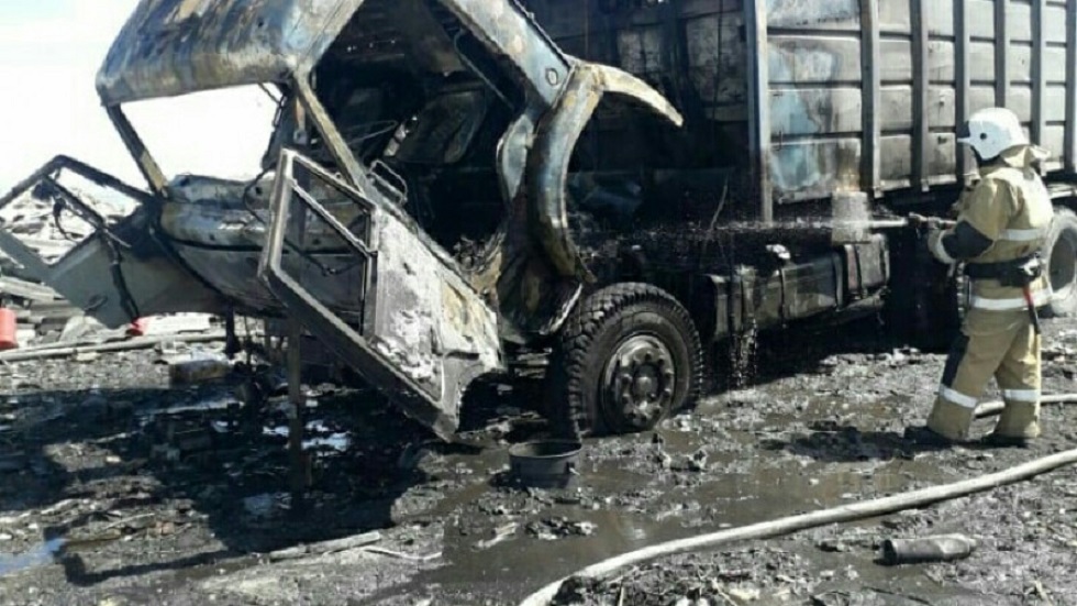 Мусоровоз сгорел в Усть-Каменогорске: водитель пытался потушить огонь и пострадал