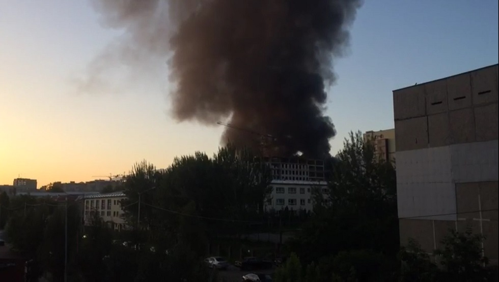 Причину пожара в мебельном цеху Алматы озвучили в ДЧС