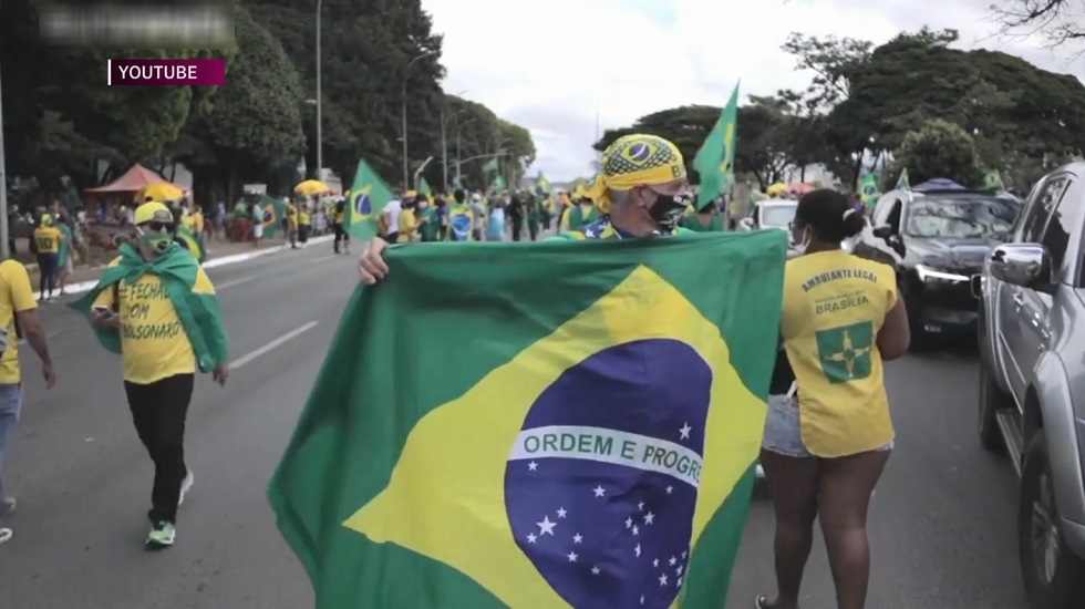 Президента Бразилии освистали из-за затягивания введения карантина