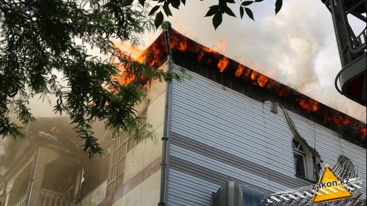 Гостиница горит в Алматы 