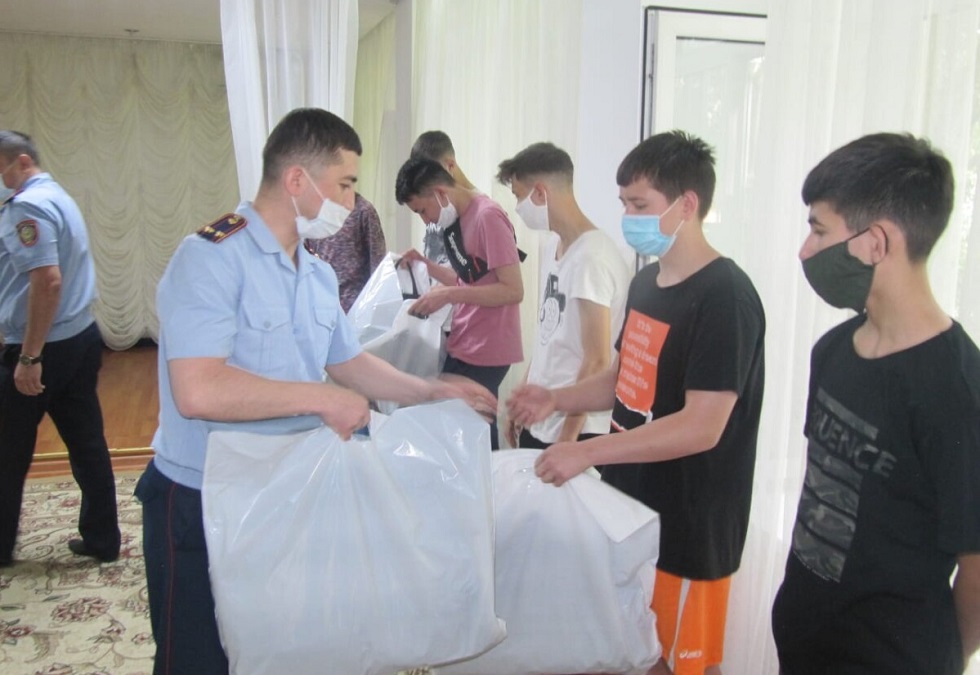 Полицейские Алматы оказали помощь нуждающимся детям накануне 1 июня
