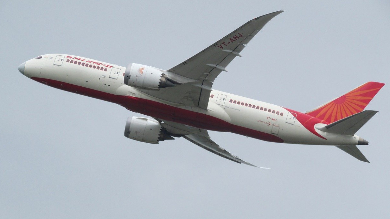 Самолет Air India развернулся над Узбекистаном из-за коронавируса у пилота