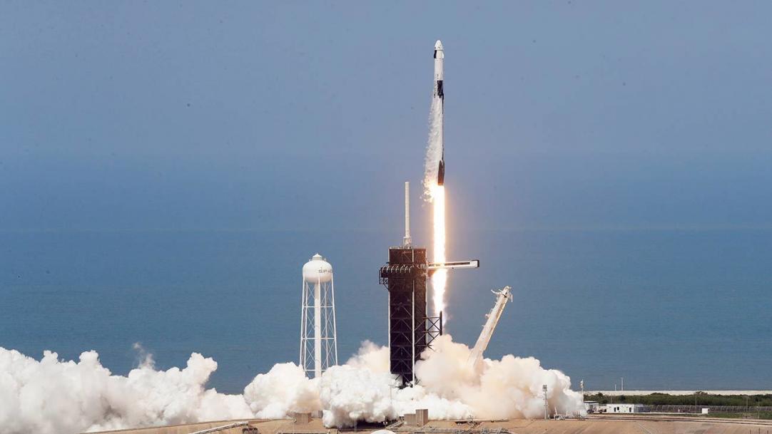 SpaceX провела первый в истории частный пилотируемый запуск в космос