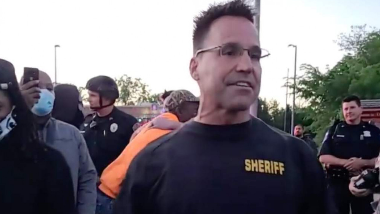 Шериф снял снаряжение и присоединился к протестующим в США