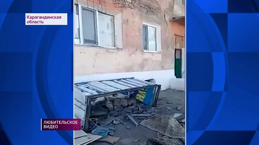 Балкон с людьми сорвало ветром в Карагандинской области
