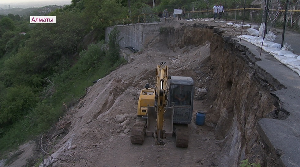 Обрушенную из-за оползня дорогу в Алматы начали восстанавливать 