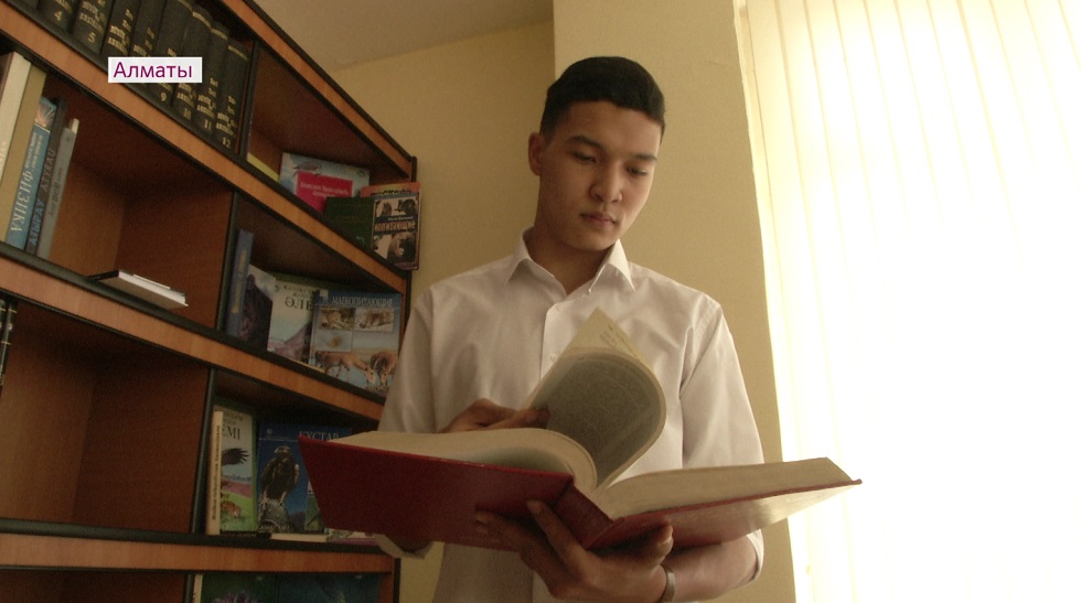 Алматинский школьник выпустил учебник психологии и попал в книгу рекордов Гиннесса Казахстана