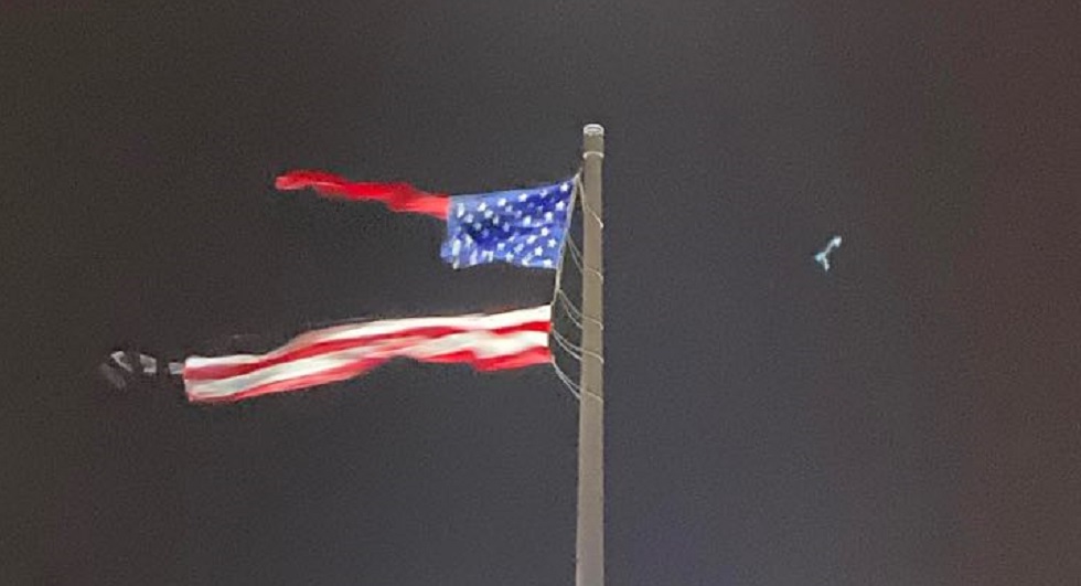 Разорвало надвое: молния повредила самый большой в мире американский флаг