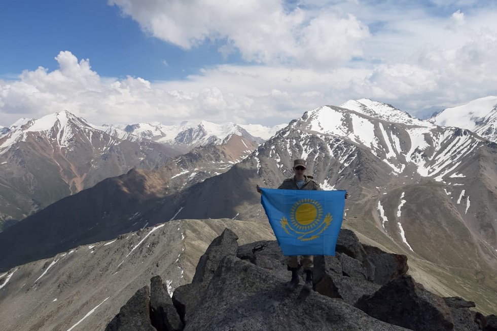 Флаг Казахстана водрузили юные патриоты на Большой Алматинский пик 