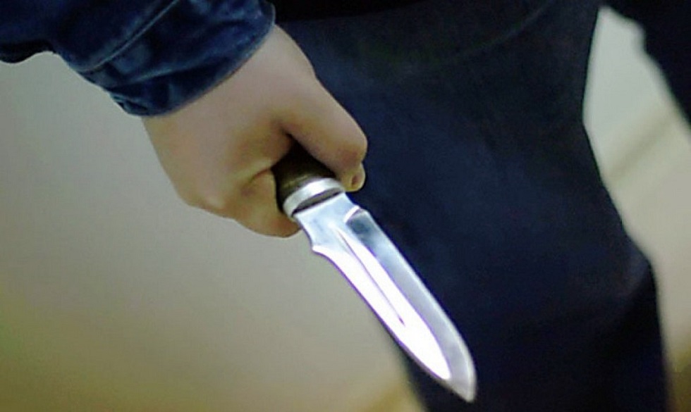 Угрожал ножом на рынке: женщину ударили и ограбили в Караганде