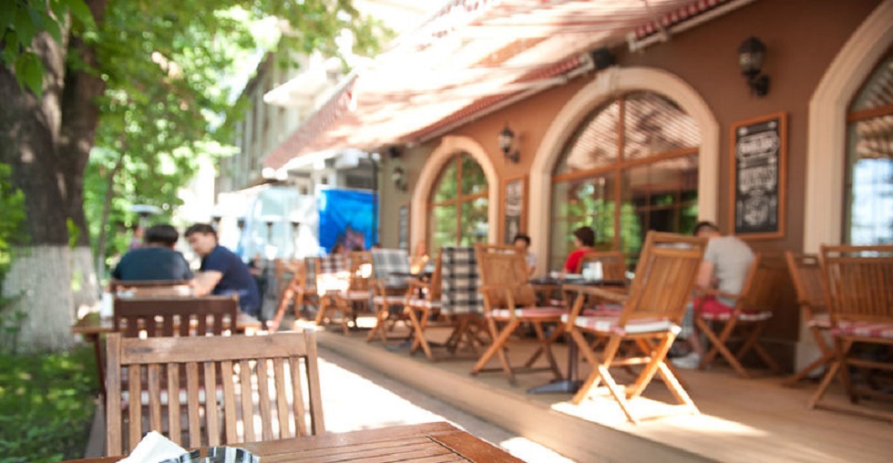 Кафе и ресторанам Алматы разрешили увеличить количество летних площадок