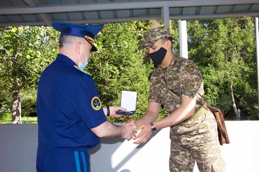 Задержали прохожего с гранатой: военных курсантов наградили в Алматы