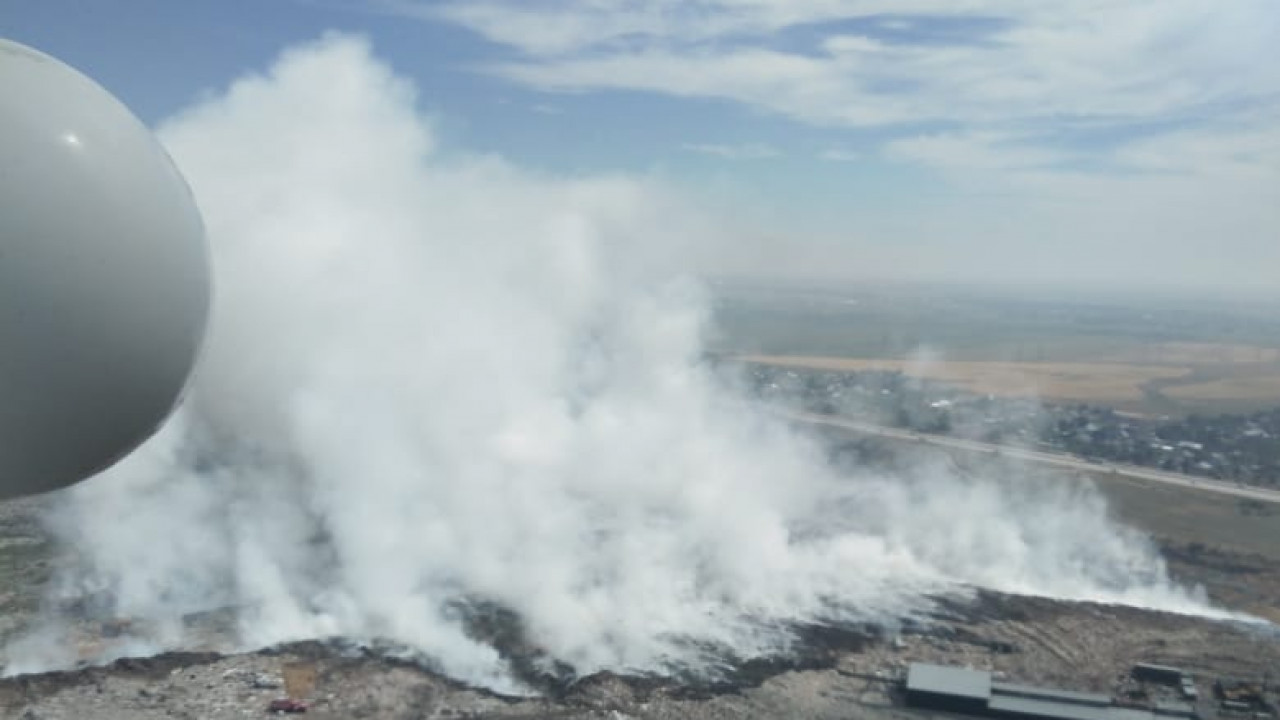 Пожар на мусорном полигоне под Алматы: к тушению огня привлечен вертолет