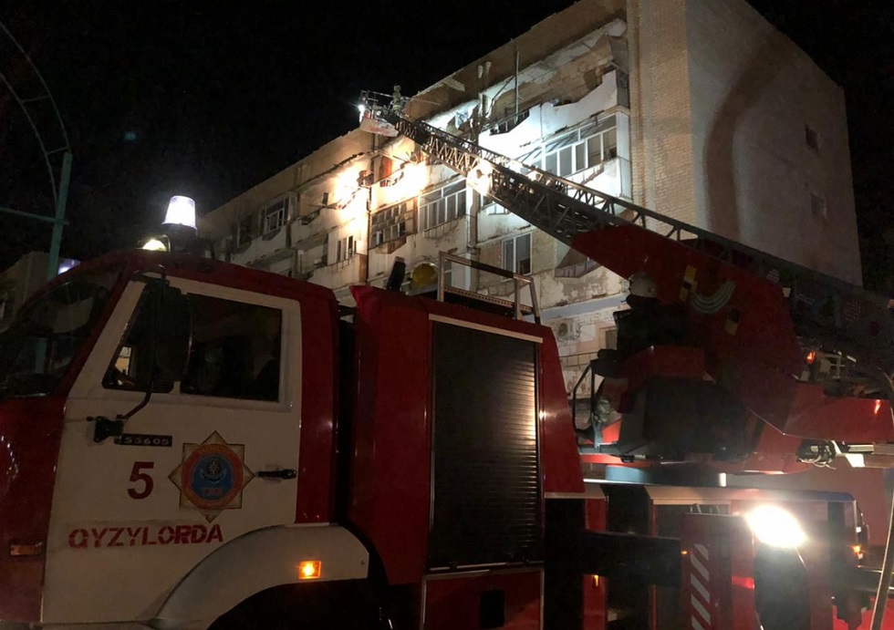 Многоэтажный дом горел в Кызылорде: жильцов удалось спасти 
