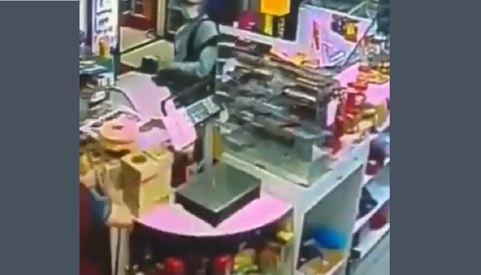 Угрожал огнестрельным оружием: камера зафиксировала нападение на продавца магазина в ВКО