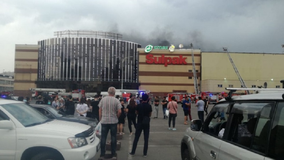 Цех загорелся на территории торгового центра ADK в Алматы