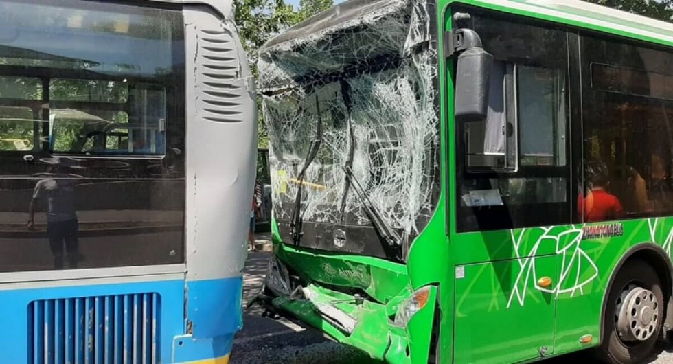 Девять человек пострадали в ДТП с двумя автобусами в Алматы