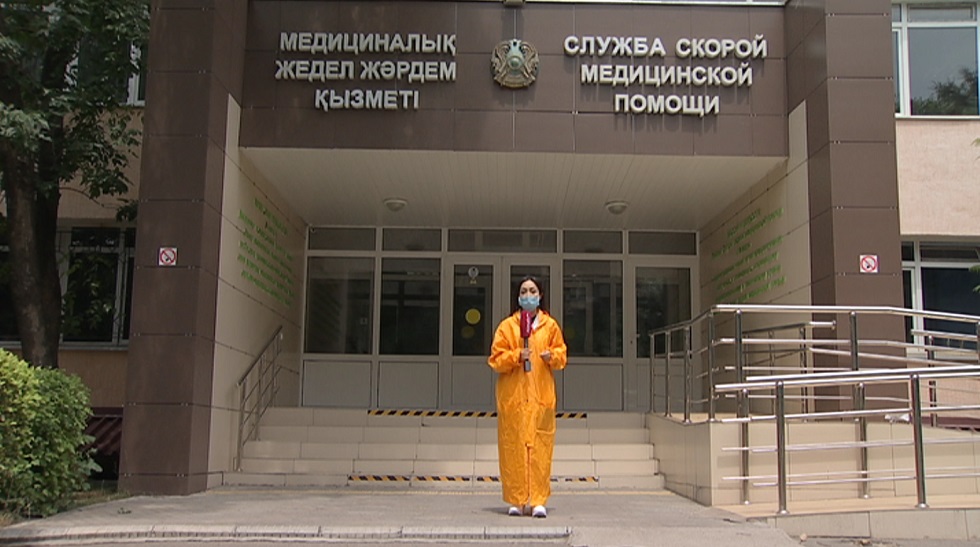День в здании скорой медицинской помощи: как работают врачи и диспетчеры во время строгого карантина в Алматы 