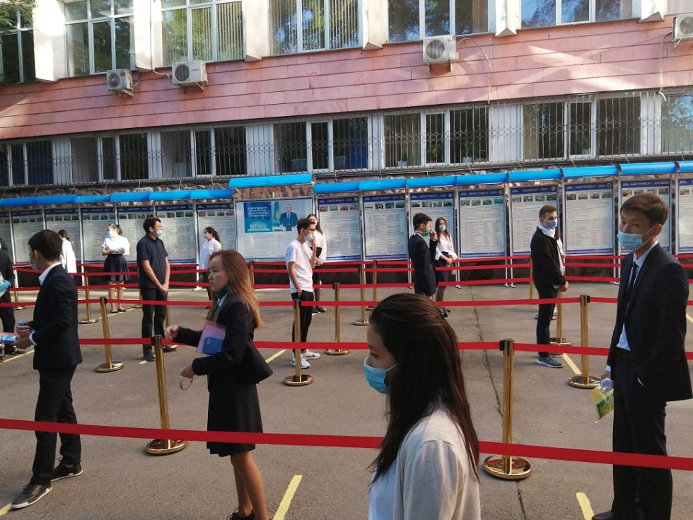 Первый день ЕНТ в Казахстане: 73 абитуриента пытались пронести запрещенные предметы