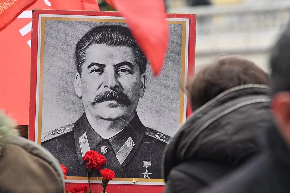 Пенсионер погиб, вешая портрет Сталина на стену в подъезде