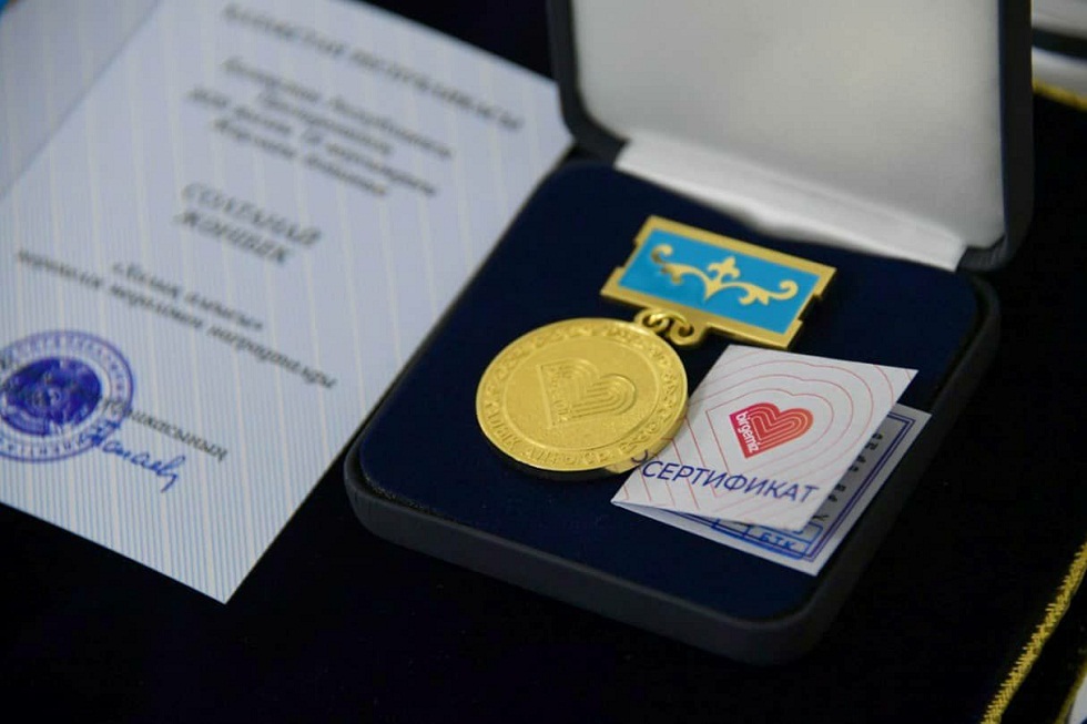 Алматинских меценатов и волонтеров наградили медалью «Халық алғысы»