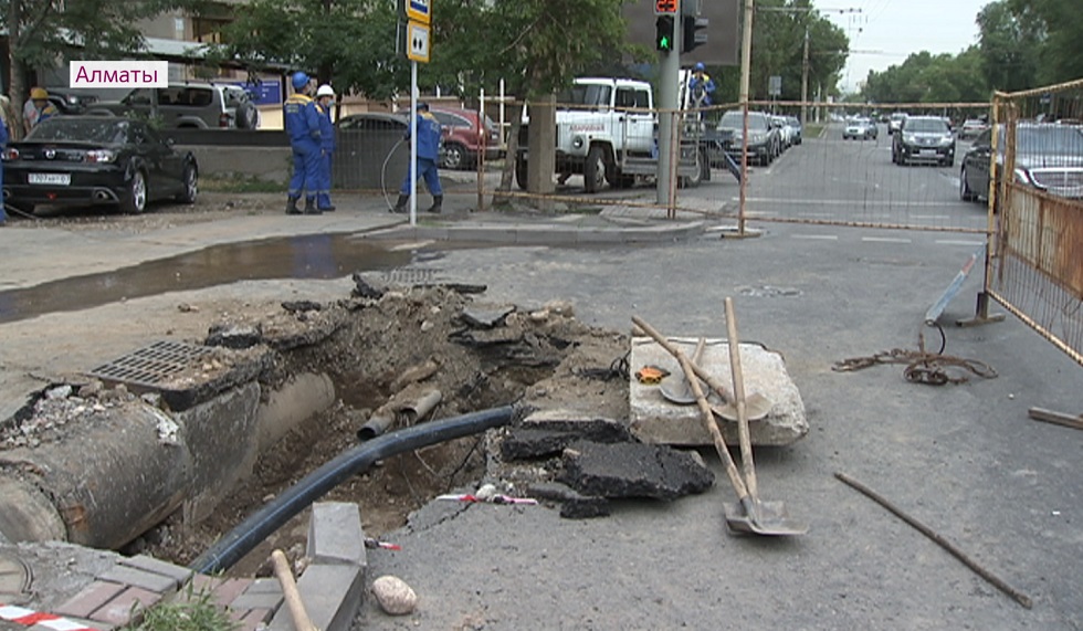 Порыв теплотрассы в Алматы: владельцы машин и бизнеса оценивают нанесенный ущерб