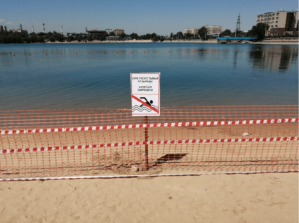 Обнаружены опасные микроорганизмы: на озере Сайран запретили купание