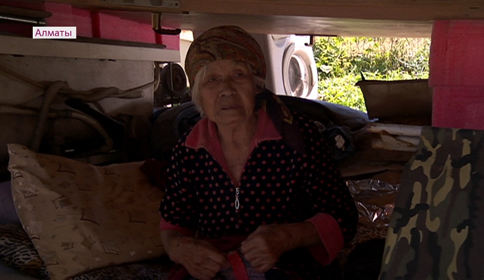 Остались на улице: 90-летняя алматинка с двумя взрослыми детьми живет в палатке в горах