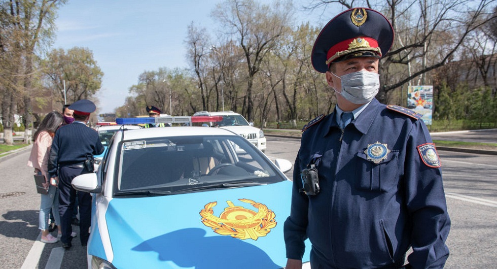 Алматылық полицейлер азаматтарға маскалық режимді және әлеуметтік арақашықтықты сақтауға шақырды