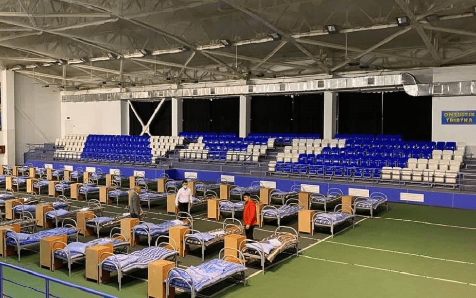 Койки для зараженных COVID-19 установили в теннисном центре в Актау