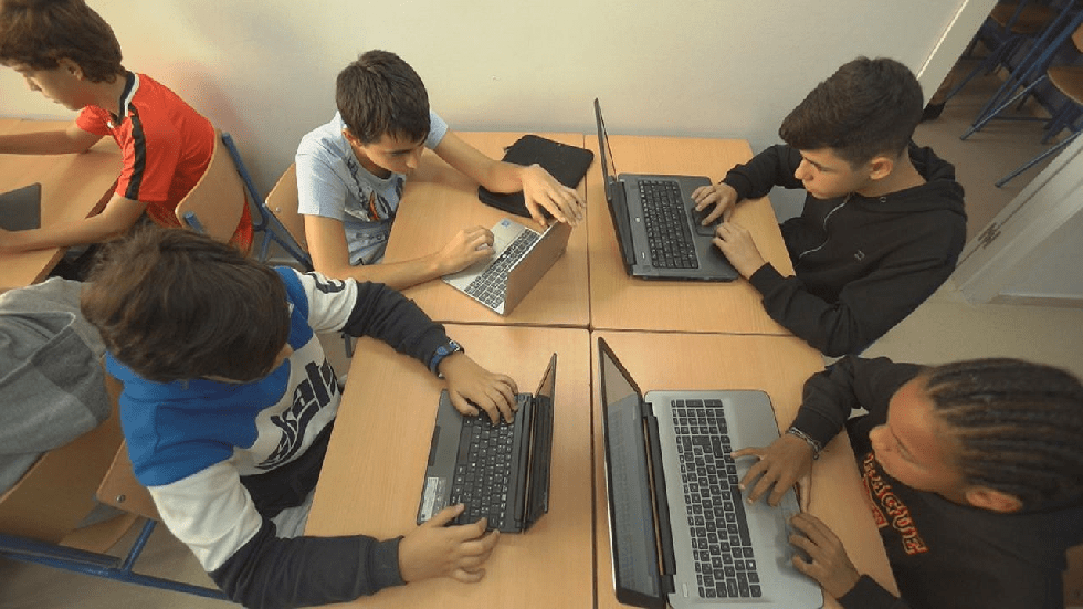 Программа по обучению цифровым навыкам "Цифровое образование" запускается в Казахстане