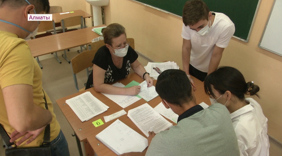 Алматыдағы №165 лицейге түсу үшін емтихан тапсырған оқушылардың ата-анасы шу шығарды